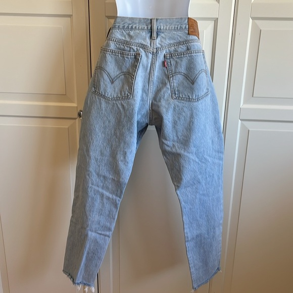Levi's Premium WEDGIE FIT Light Wash Size 30, High Rise, Straight Leg Distressed - Picture 6 of 17